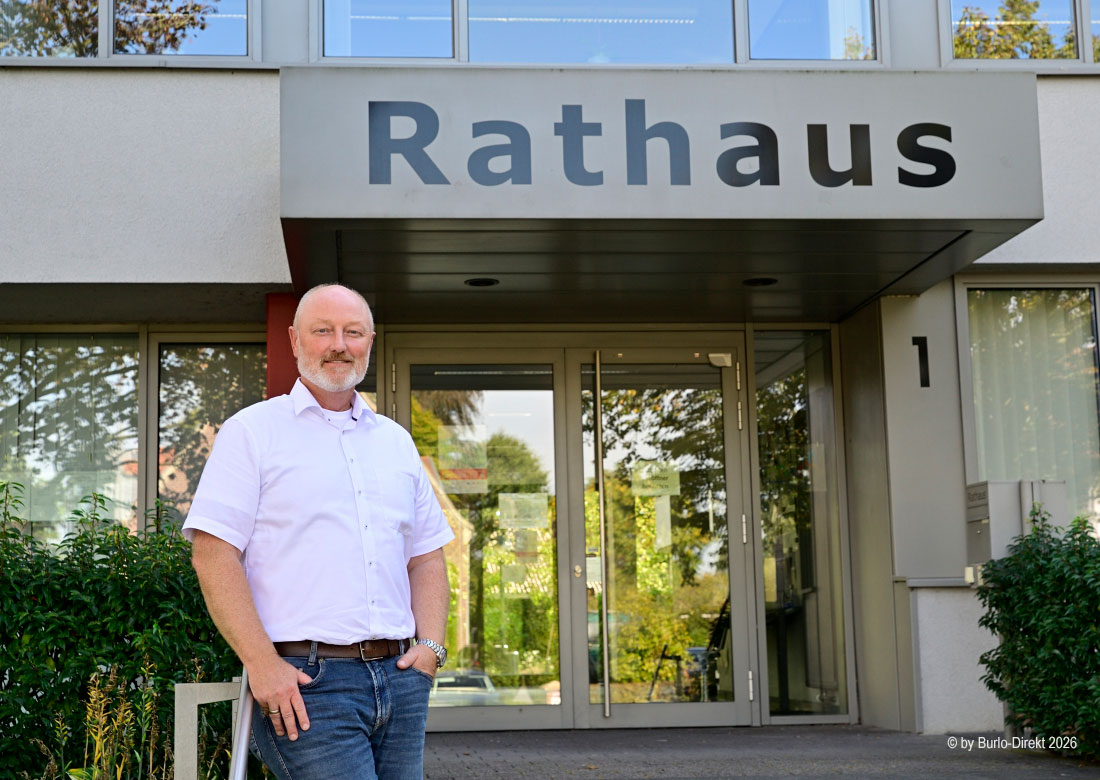 Ein Jahr im Bürgermeisteramt - Markus Lask vor seinem Amtssitz in Oeding - Foto: BD/mhs