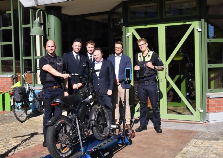 v.l. Maximilian Hammans, POK (Verkehrsdienst) Dominik Rezler, PR (Leiter Direktion Verkehr), Jan Schlarmann, PR (stellv. Leiter Direktion GE), Landrat Dr. Kai Zwicker, Jörg Levermann, KD (Leiter Direktion Kriminalität), Lukas Wieschhaus, POK (Zweiradgruppe) - Foto: Polizei Borken