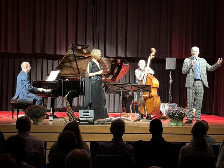 Hommage an Caterina Valente – Chris Hopkins gastierte im Burloer Forum Mariengarden