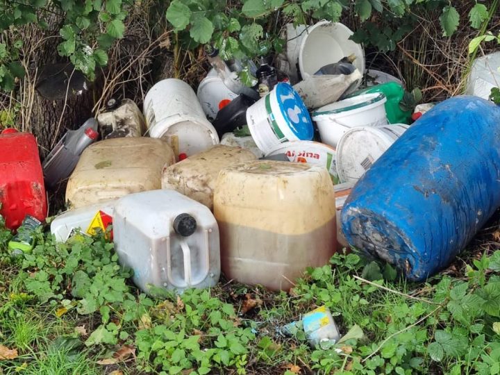 Illegale Müllentsorgung auf öffentlichem Grund – Gemeinde bittet um Hinweise